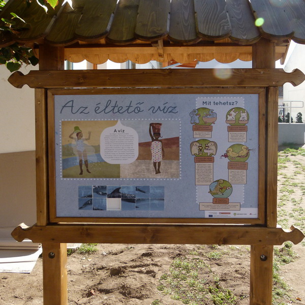 A vízről szóló tábla delfines tili-tolival